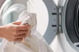 Produsul de rufe pe care medicii oncologi recomandă să-l eviți. Îl folosesc milioane de oameni în casă