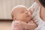 Gestul terifiant al unei mame. A încercat să-și sufoce bebelușul de față cu soțul său