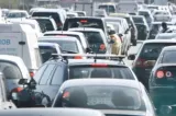 Trafic blocat pe DN 1, în Braşov, după ce o maşină s-a răsturnat. Un şofer a fost rănit