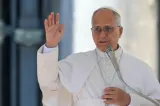Moment inedit în turneul din Spania: Papa Leon a intrat în cabina piloților și a salutat escorta aeriană - Video