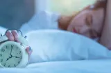 Motivul pentru care trezitul de dimineață devine mai dificil atunci când zilele se scurtează. Cum influențează lumina naturală ceasul biologic