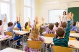 Ce să NU îi spui copilului înainte de școală. 10 replici aparent inofensive care îi pot amplifica anxietatea