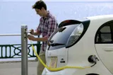 Soluția bizară găsită de cercetători pentru a revoluționa mașinile electrice. Urina, folosită la alimentarea bateriilor!