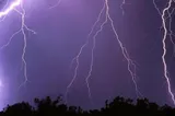  O mamă și fiica ei de 2 ani au murit după ce au fost lovite de fulger, sub privirile tatălui