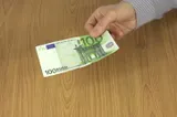 Arest la domiciliu pentru luare de mită: Un funcționar public din Timiș, reținut de anchetatori