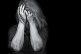 Femeie din Iași, acuzată că a mituit o minoră violată cu 10.000 de euro și o mașină, plasată în arest la domiciliu