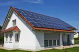 Cât poți economisi anual cu panouri fotovoltaice. Calcul pentru o familie care stă la casă