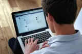 „Bossware”, noua metodă prin care șefii își urmăresc angajații. Ce pot vedea pe laptopul și telefonul de serviciu