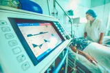 Strigătul unui medic ATI care s-a întors în România: „Am văzut oameni murind fără familie alături și am fost noi cei care le-am ținut mâna”