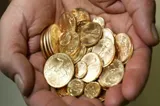 Situație absurdă la Vaslui: un pensionar, trimis să-și aranjeze monedele înainte de plata taxelor | VIDEO