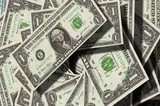 Dolarul american, sub presiune economică. Deficitele SUA şi incertitudinile cresc riscul de depreciere