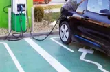 Cod Rutier 2026: Ce riști dacă parchezi pe locul unei mașini electrice