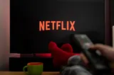Doar unul din cinci români plătește pentru Netflix, filme, seriale sau sport. România, mult sub media UE
