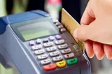 Bărbat din Argeș, reținut după ce a găsit un card bancar într-un supermarket și l-a folosit de 17 ori la cumpărături. Câți bani a cheltuit