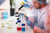 Pas uriaș în lupta cu cancerul: Vaccinul inovator pe bază de mRNA reduce drastic riscul de recidivă