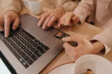 O ieșeancă a aflat că are un credit la bancă, deși nu a împrumutat niciun ban. Cine a luat banii
