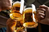 Undă verde pentru bere pe stadioane. Parlamentul a schimbat legea