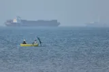 Petrolier, lovit de un proiectil în Strâmtoarea Ormuz. Tensiunile dintre SUA și Iran escaladează din nou