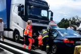 Trafic blocat pe DN 1. O persoană este resuscitată, după ce o mașină s-a ciocnit frontal cu un TIR