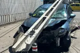 Accident în Craiova. O șoferiță de 19 ani a pierdut controlul volanului și a doborât un stâlp de beton