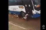 Un copil aflat într-un cărucior a fost acroșat de un autobuz. Momentul a fost surprins de camerele video