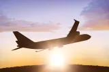 Petrol mai ieftin, economii pentru aviație, dar fără ieftiniri imediate la bilete - Analiză