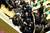 Bătaie ca-n filme în Parlament. Aleșii și-au împărțit pumni, iar ambulanța a fost chemată de urgență