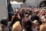 Bătaie pe sarmale la Suceava: ambulanțele cu oameni leșinați au rămas blocate în mulțimea venită la slujba de Sfântul Ioan cel Nou