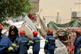 Bloc de locuințe prăbușit în centrul Atenei. Zeci de pompieri caută printre dărâmături: ancheta vizează lucrările de lângă imobil