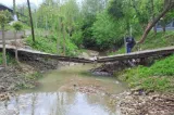 Apele au făcut ravagii în județul Buzău. Poduri rupte, un pârâu a depășit nivelurile istorice