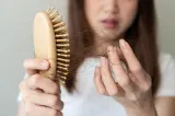 Obiceiurile zilnice care îți pot provoca căderea părului. Greșelile pe care le faci fără să îți dai seama 