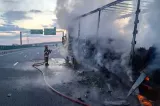 Camion mistuit de flăcări pe A10. Pompierii spun că două canistre cu benzină au favorizat arderea