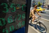 Sute de bucureșteni s-au prăbușit în stradă. Ambulanța, asaltată de mii de apeluri din cauza caniculei