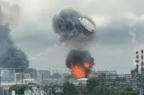 Au vrut să doboare dronele, dar au aruncat în aer propriul rezervor. Capacul uriaș a sărit zeci de metri în aer după impactul unei rachete rusești, arată noi informații