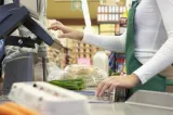 Trucuri ale casierilor. O tânără a furat 100.000 € printr-o schemă cu carduri cadou