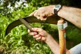 Bărbat trimis în judecată după ce ar fi atacat un localnic cu o coasă: incident violent în Suceava