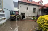 Inundații în 8 județe: zeci de case și beciuri afectate, copaci doborâți și mașini avariate