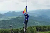 Drapelul național, arborat la peste 1.300 de metri altitudine