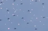 Momentul în care un roi de 50 de drone este spulberat cu o armă laser - VIDEO