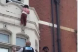 Momente de tensiune în Londra: O fetiță agățată de pervazul unei clădiri a fost salvată în ultima secundă de un polițist și un trecător - VIDEO