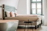 Trucul cu sticla de apă pe care mulți turiști îl folosesc în hoteluri. De ce este recomandat să o arunci sub pat imediat după check-in