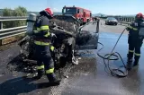Momente de panică pe A1: o mașină a luat foc în mers în zona Ilia. Au intervenit pompierii