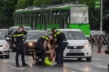 Intervenție de mare risc în București. Tânăr înarmat cu două cuțite, imobilizat de polițiști după ce a ignorat somațiile