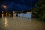 Zeci de persoane evacuate din localitatea Bogza județul Vrancea, după ce gospodăriile le-au fost inundate