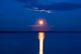 „Luna Căpșună” luminează cerul României în această noapte. Spectacol rar, vizibil pe tot teritoriul țării