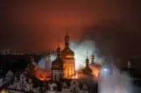 Rusia a lansat un nou atac masiv asupra Ucrainei. Mănăstirea Lavra Pecerska, în flăcări. Cel puțin nouă  persoane au murit