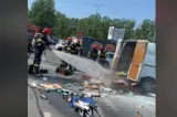 Arșița lovește din nou. Mașină cuprinsă de flăcări în parcarea unui mall din Baia Mare - VIDEO