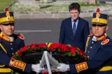 Nicușor Dan depune o coroană de flori în memoria victimelor Mineriadei. Ceremonie simbolică după instituirea unei noi zile naționale