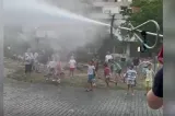 Pompierii au ieșit să răcorească lumea în parcuri cu furtunul. Oameni stropiți pe caniculă