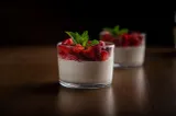 Cel mai bun desert fără coacere și de sezon: Panna Cotta de căpșuni